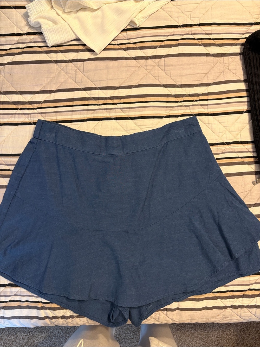 Lauren Conrad navy skort size medium. Inseam 3”